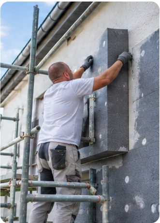 Pose de panneaux isolants sur une façade, par l’extérieur